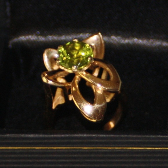 14KT Yellow Gold Freeform Peridot Fashion Ring